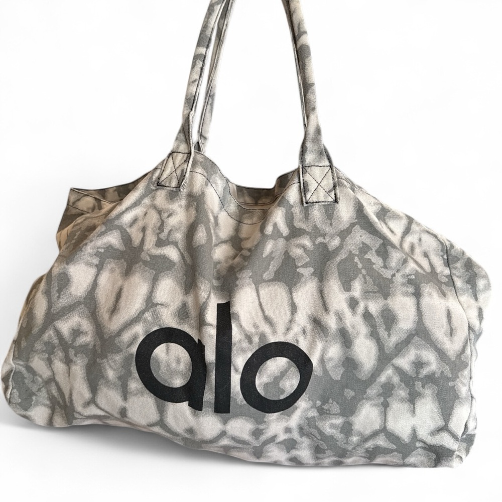 ALO Yoga Patterned Tote Bag in Gray and Cream